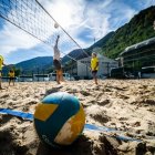 Adolescents jugant a vòlei durant el campus esportiu de Setmana Santa.