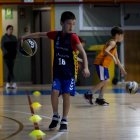 Un nen en una activitat de bàsquet.