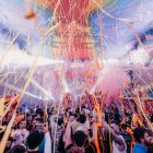 Públic ballant en una de les sessions d’elrow.