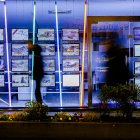 Habitatges publicitats en una immobiliària.