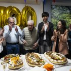 L'Alfons celebrant els 100 anys amb la família, amics i la corporació comunal.