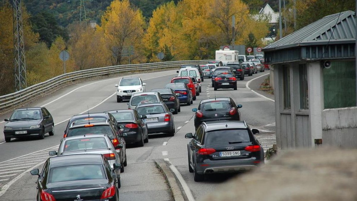 Una cua de cotxes intenta entrar al Principat per la frontera hispanoandorrana 