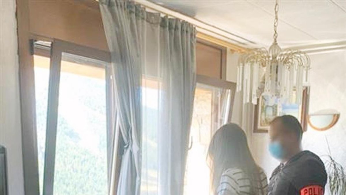 Agents de la policia en l'escorcoll al domicili a Canillo del condemnat per tenir i difondre pornografia infantil