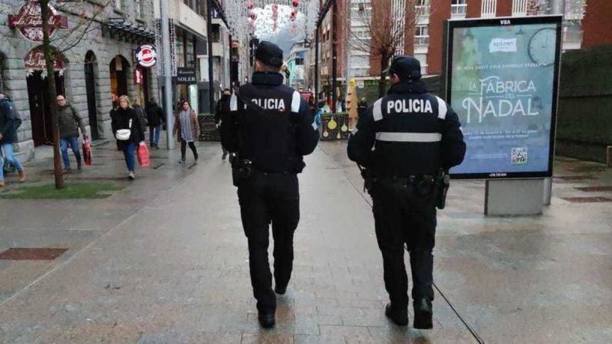 Una patrulla de la policia per l'avinguda Carlemany