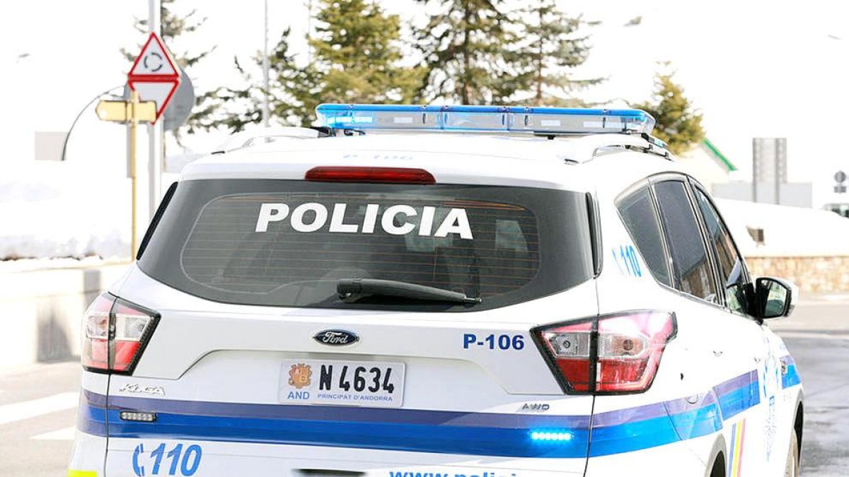 Un vehicle de policia al Pas.