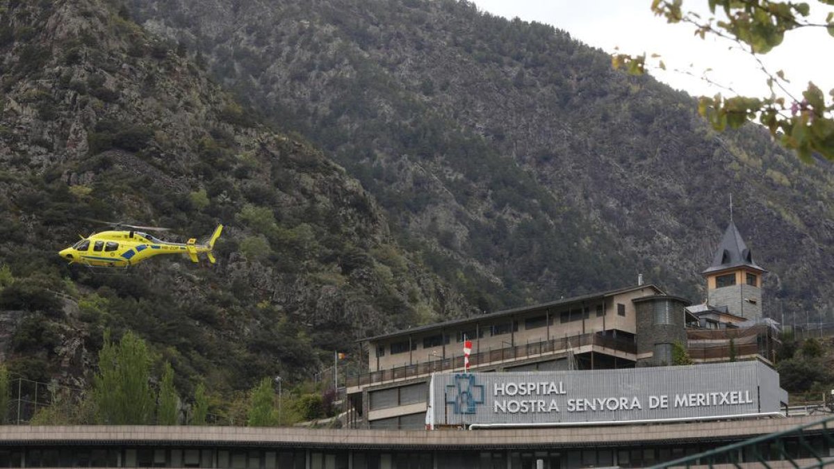 Un helicòper aterrant a l'Hospital Nostra Senyora de Meritxell.
