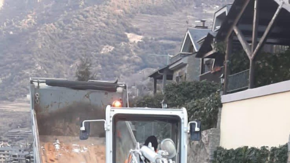 Una màquina treballant a la carretera de la Rabassa