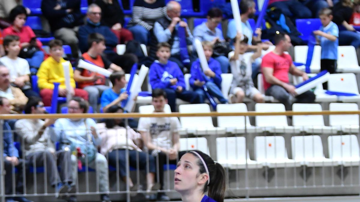 Clàudia Guri en una roda d’escalfament d’aquesta temporada amb el Sedis Bàsquet.