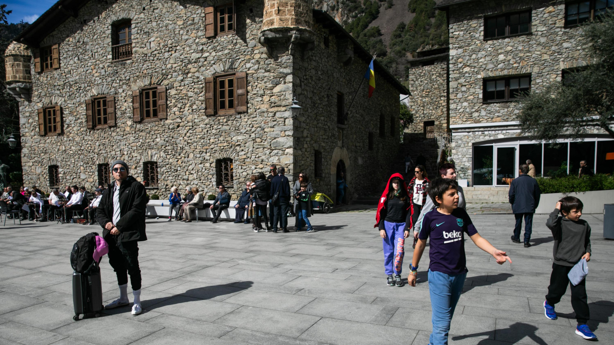 Un turista a la plaça del Consell General el dia de la constitució
