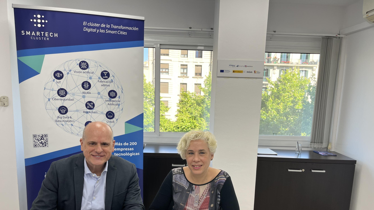 Martín i Prieto signant l'acord