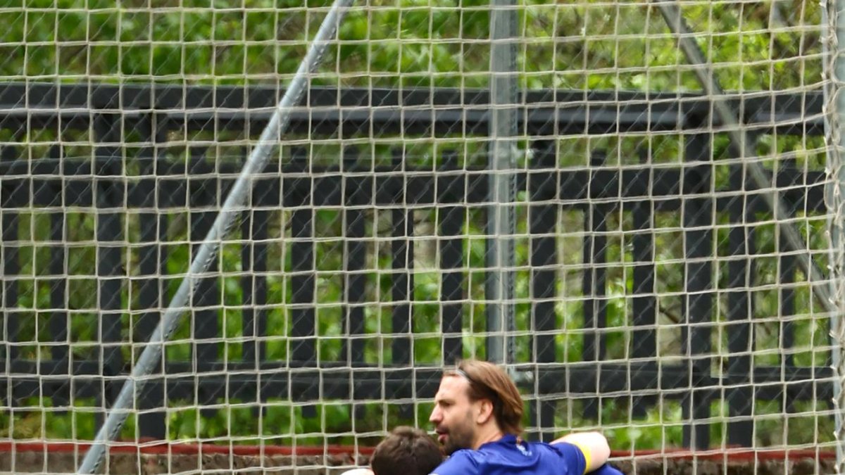 Els jugadors del Pas celebren un gol.