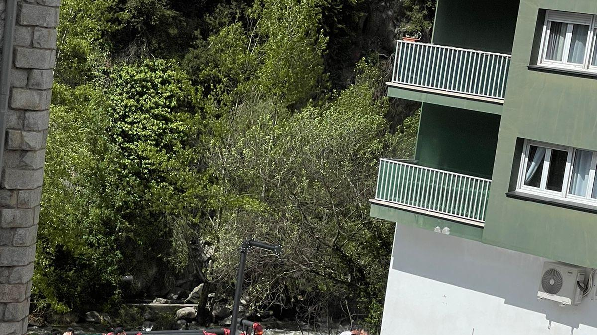 Agents de policia i companys de la víctima a les obres del projecte Caldes on es va produir l'accident