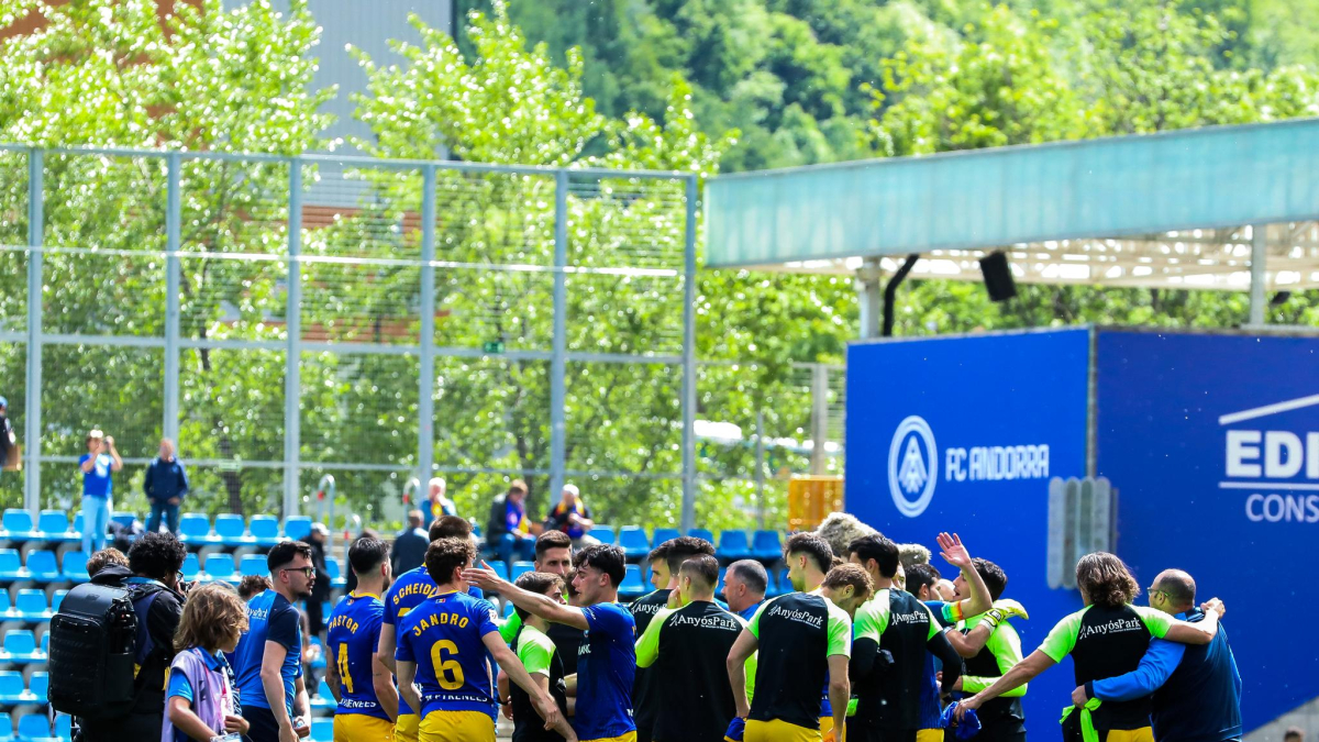 La plantilla tricolor celebrant el gol de Karrikaburu contra el Burgos.