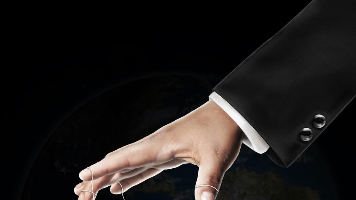 La persona manipuladora es farà la dolguda, l’ofesa o l’enfadada tot esperant que li vagis al darrere