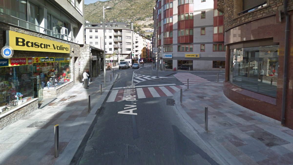 L'avinguda de les Escoles amb el carrer Santa Anna