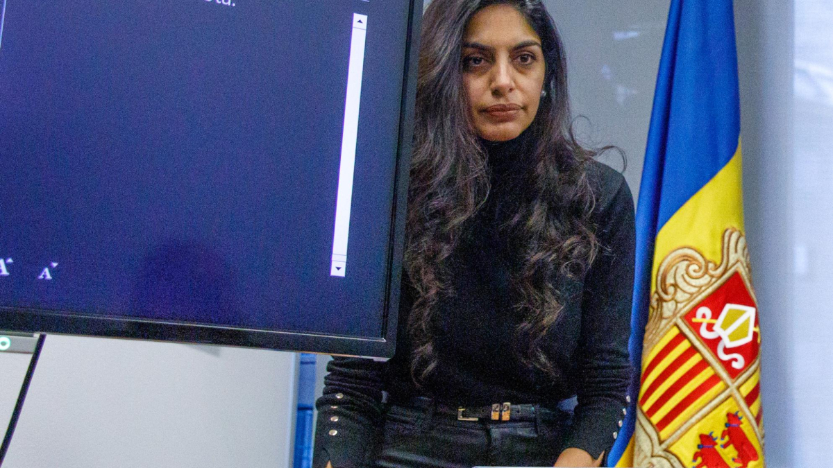 Resma Punjabi en un acte davant la premsa.