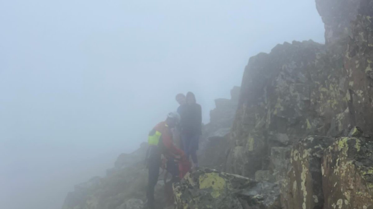 Els bombers del grup de muntanya al moment de trobar la parella perduda al pic de Sanfons