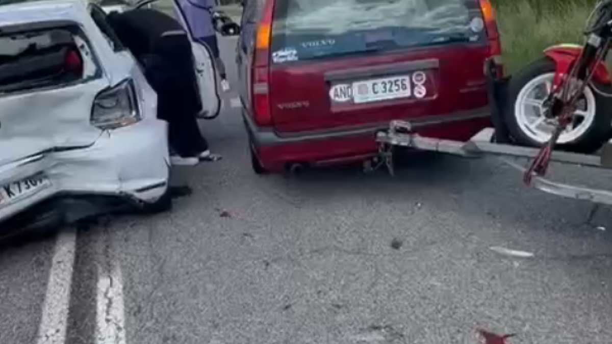 Imatges de l'accident a la Seu d'Urgell on quatre vehicles andorrans han patit danys materials