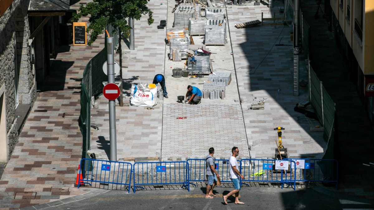 Operaris treballant al nou tram per a vianants de l’avinguda Carlemany.