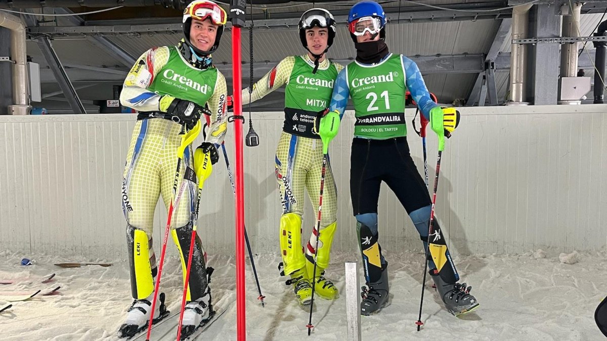 Tres esquiadors del l'equip U19 en un entrenament a Bèlgica