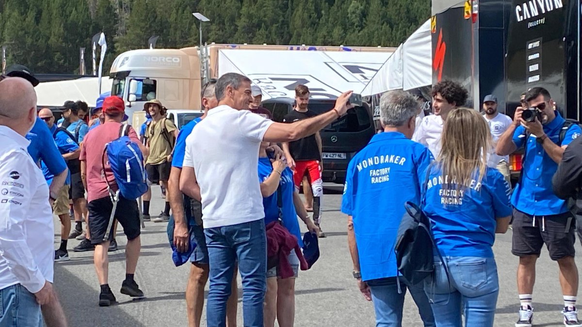 Pedro Sánchez fent-se fotos amb els asistents