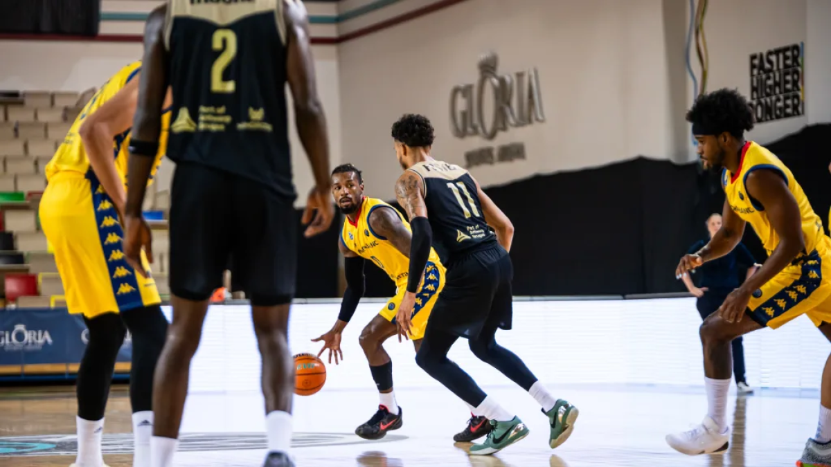 Evans controlant la pilota al duel contra l’Anvers.