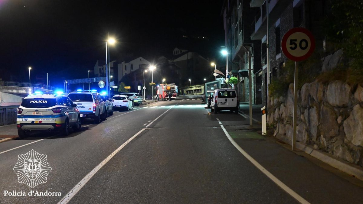 Els serveis d'emergència al lloc de l'accident mortal a Ordino aquesta nit