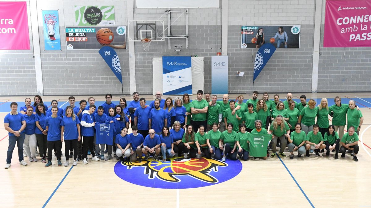 Foto de família del Dia mundial de la salut mental 'Marca't un triple'