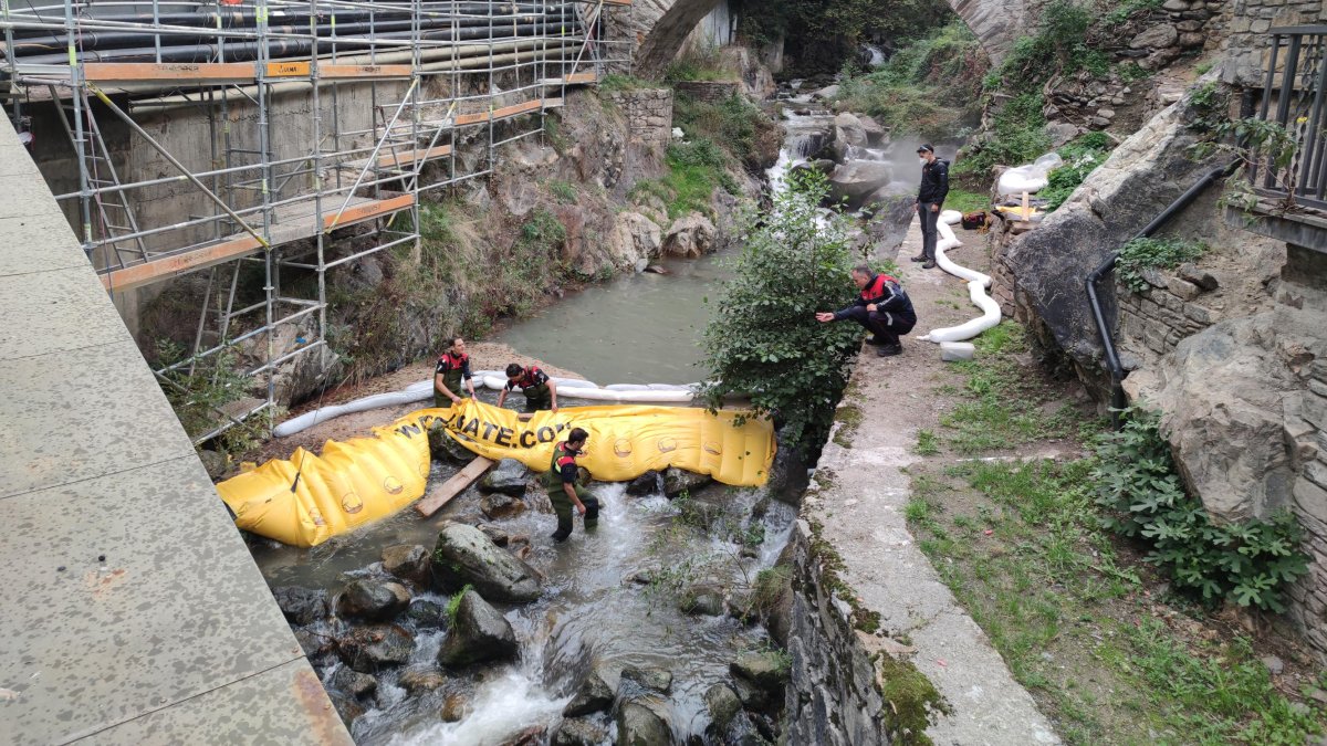 Bombers treballant en el vessament de gasoil al riu Madriu l'any passat.
