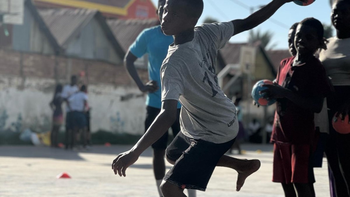 Infants jugant a handbol.