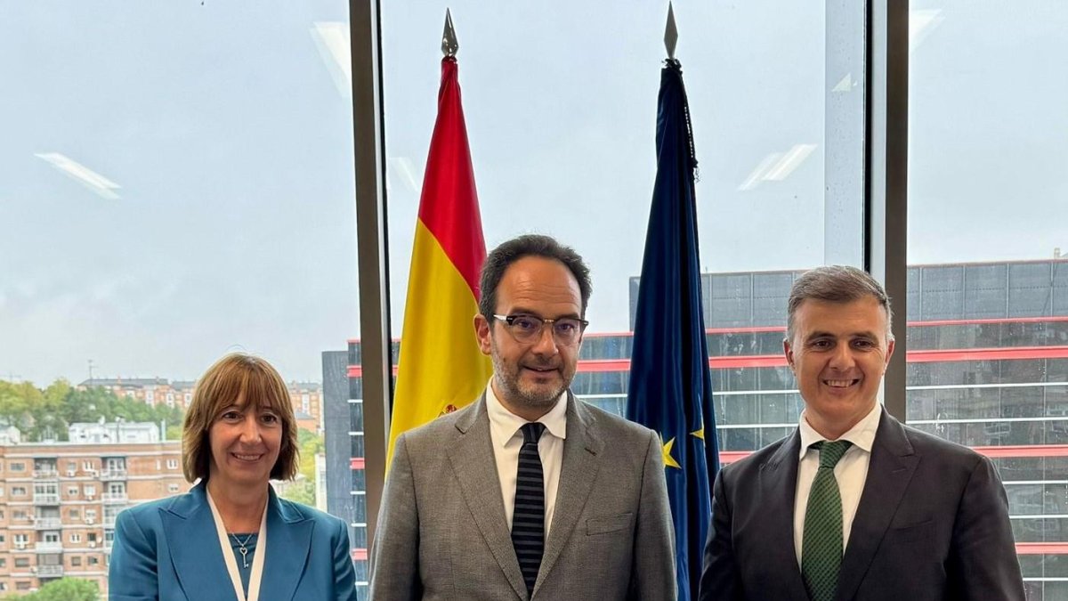 El secretari d’Estat de Transformació Digital i Telecomunicacions, Marc Rossell, amb el seu homòleg espanyol, Antonio Hernando i l'ambaixadora del Principat a Espanya, Eva Descarrega, a Madrid.