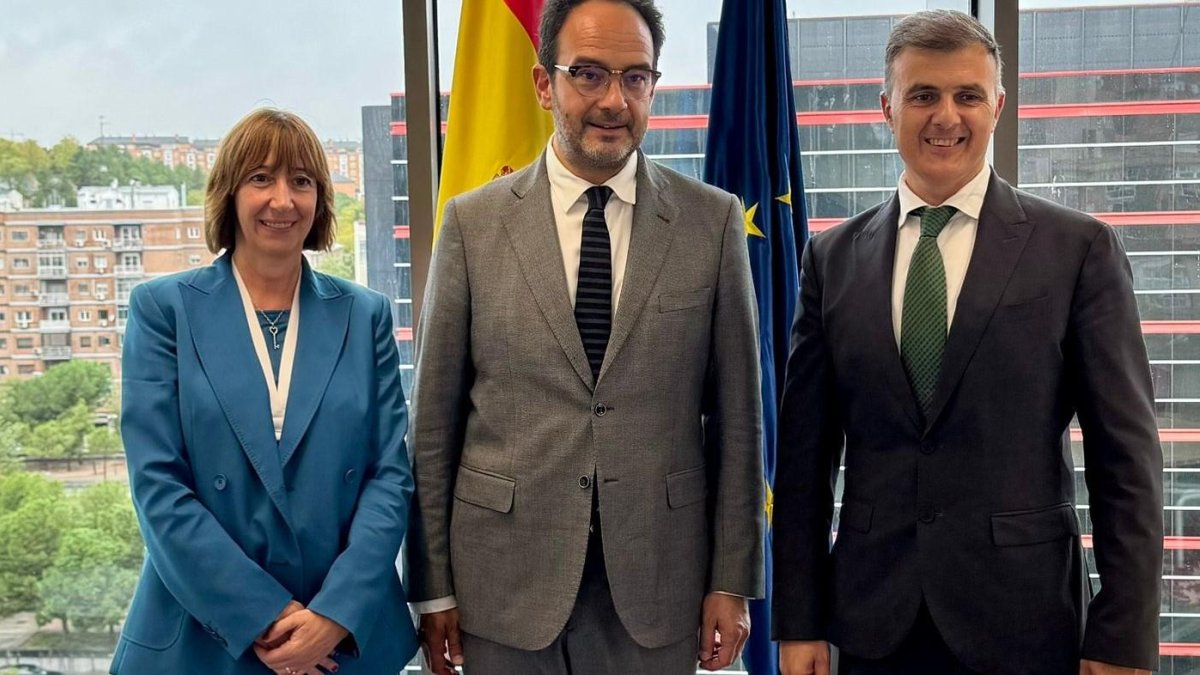El secretari d’Estat de Transformació Digital i Telecomunicacions, Marc Rossell, amb el seu homòleg espanyol i l'ambaixadora del Principat a Espanya, Eva Descarrega