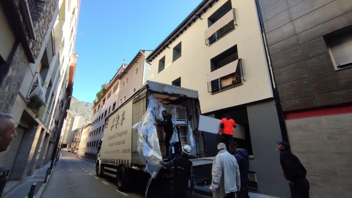Els operaris descarregant els mobles per als pisos de Roureda de Sansa
