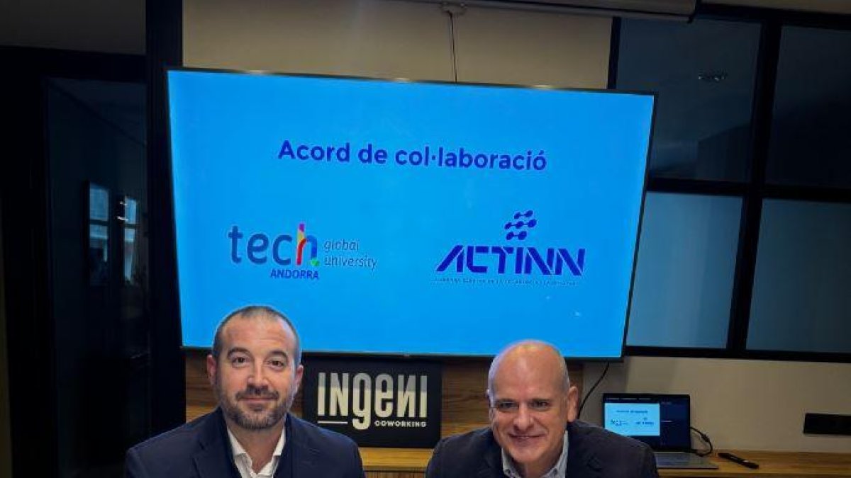 L'administrador de Tech Global University, Felipe Navarro i el director general d'Actinn, Ignasi Martín en la signatura de l'acord