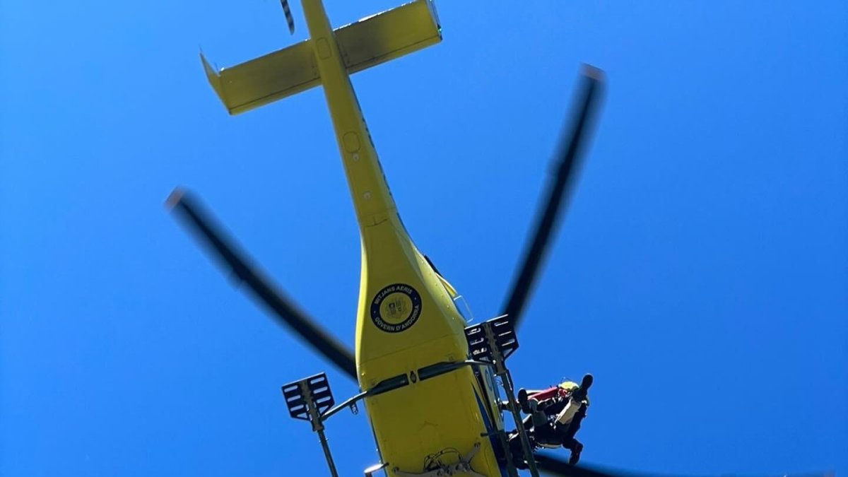 Un agent del GRM de bombers en una intervenció en helicòpter