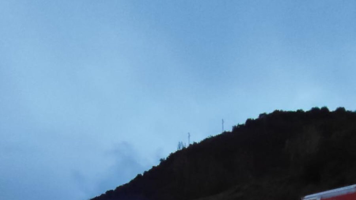 Els bombers de la Generalitat de Catalunya treballant per reobrir l'N-145