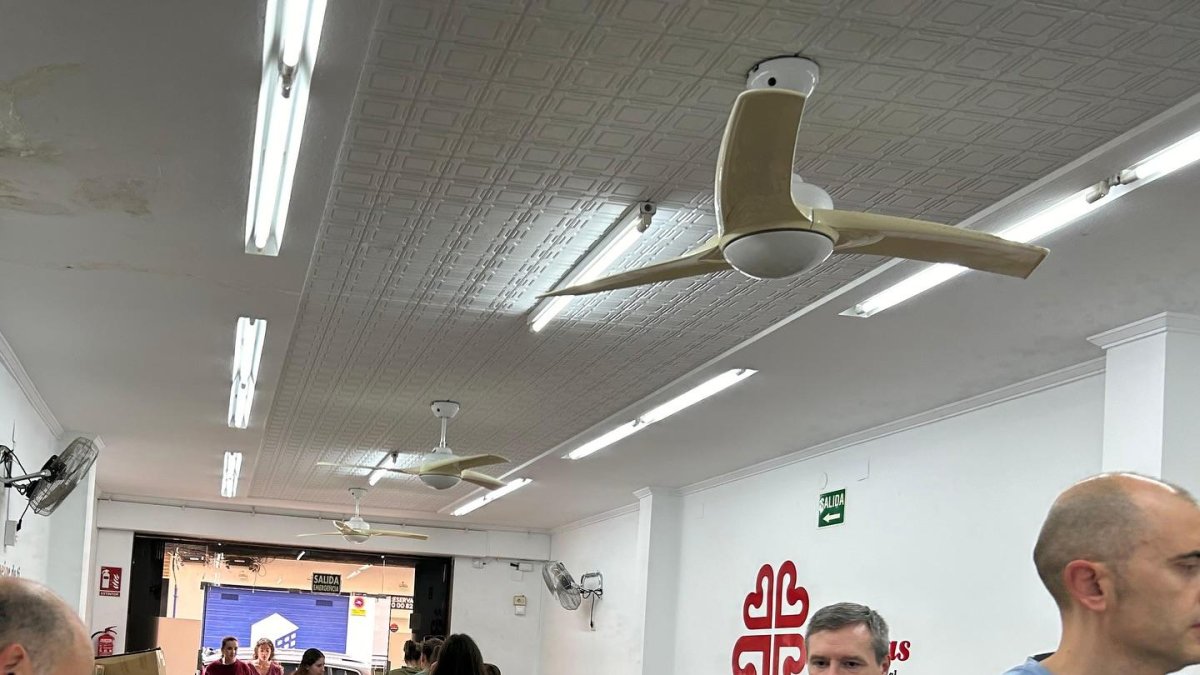 Voluntaris a Càritas València recollint material donat per als afectats per la dana