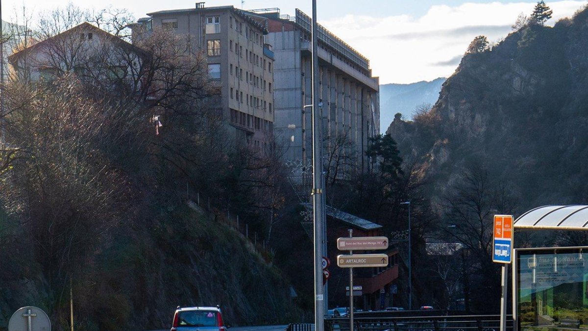Treballs de pavimentació a l'avinguda del Pont de la Tosca