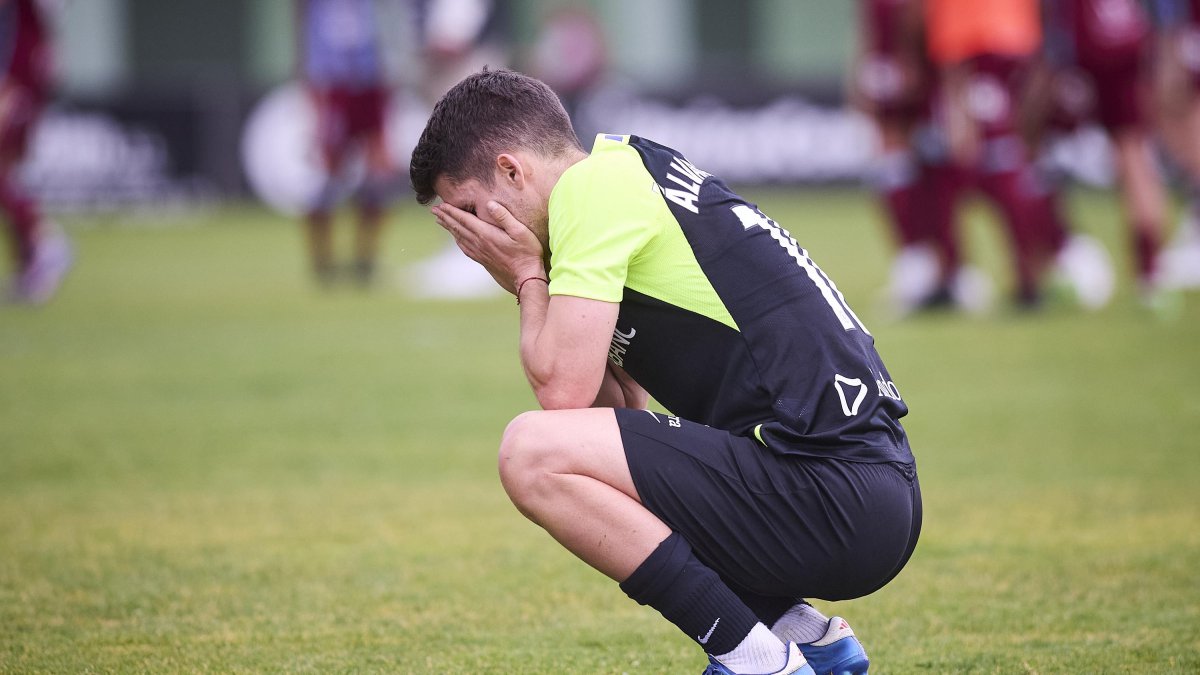 La decepció d’Álvaro Peña, migcampista de l’FC Andorra, al final del partit a Segòvia, ahir.