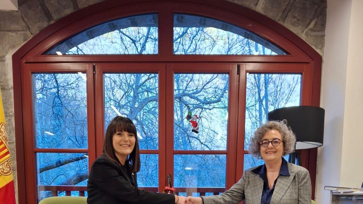 La ministra de Cultura, Juventut i Esports, Mònica Bonell, amb la secretaria general de l'Institut de les Dones, Judith Pallarés en la signatura del conveni