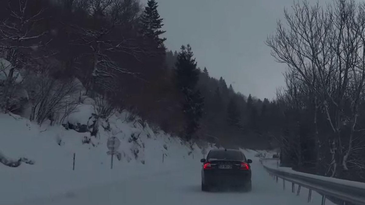 Un vehicle circulant per la via d'accés a Andorra