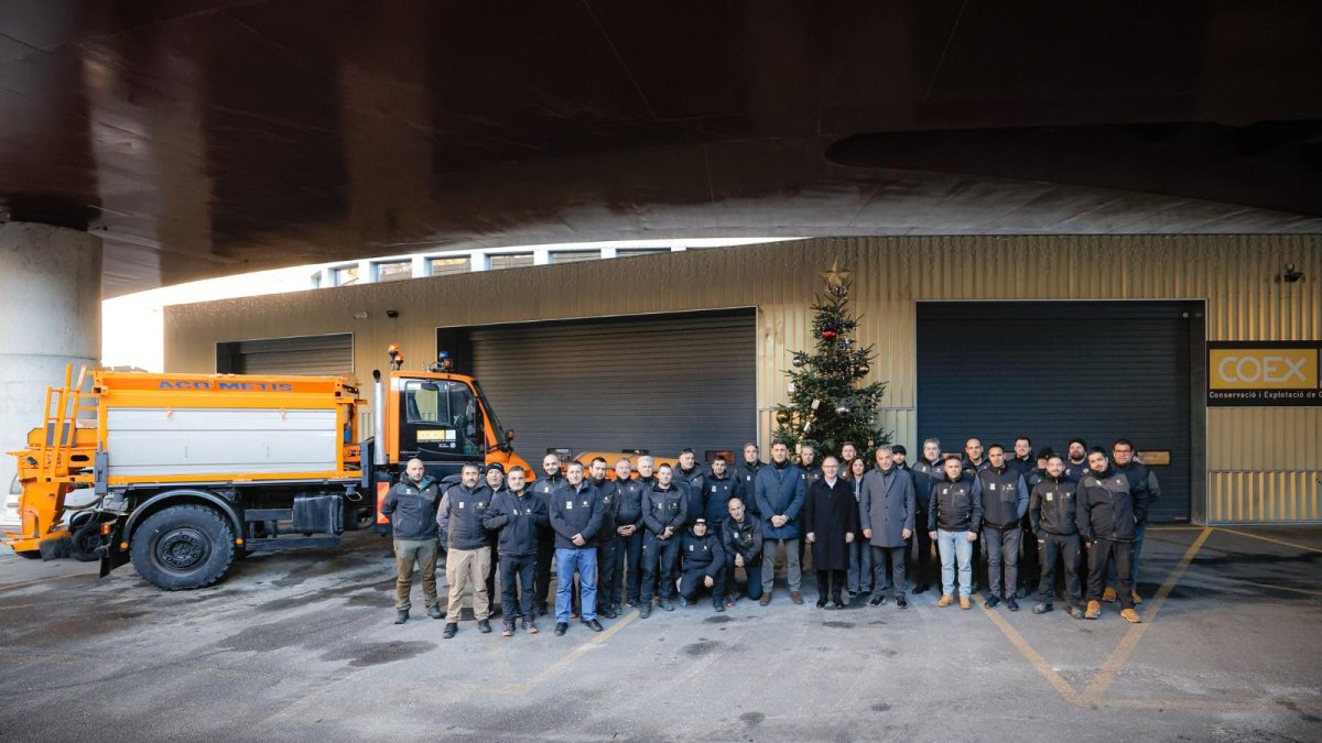 El cap de Govern, Xavier Espot, i el ministre de Territori i Urbanisme, Raul Ferré, amb el personal del COEX