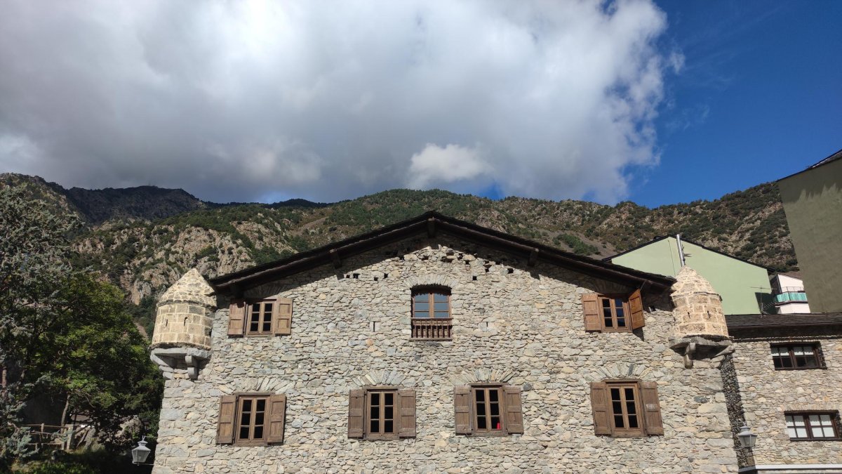 La façana de Casa de la Vall.