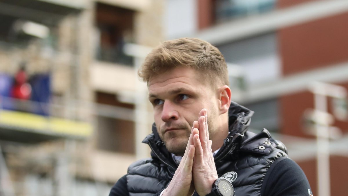Ferran Costa es disculpa davant l'afició al final del partit contra el Bilbao Athletic