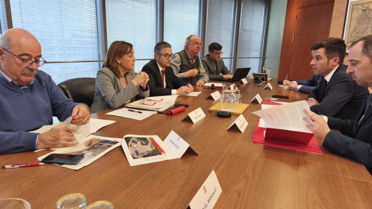 El secretari d'Estat, David Forné amb la consellera de Territori de la Generalitat de Catalunya, Sílvia Panequem en una reunió anterior.