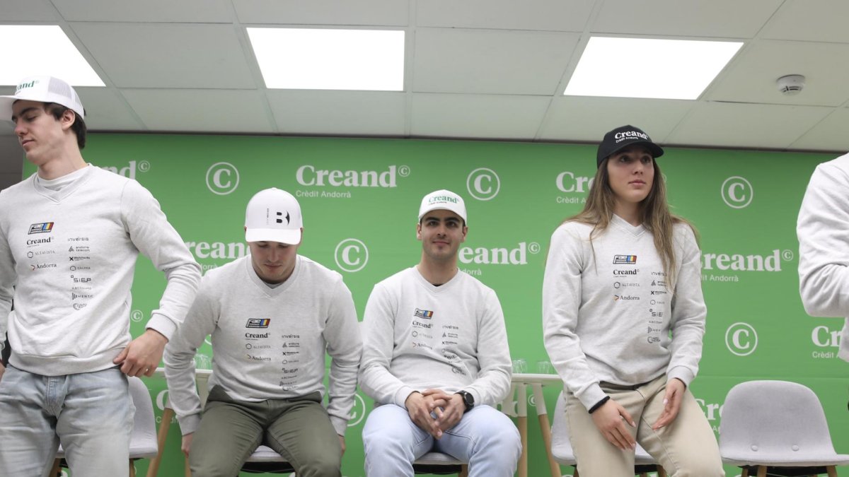 La delegació andorrana per al Mundial de Saalbach, excepte Carla Mijares, a la presentació d’ahir a la seu de Creand.