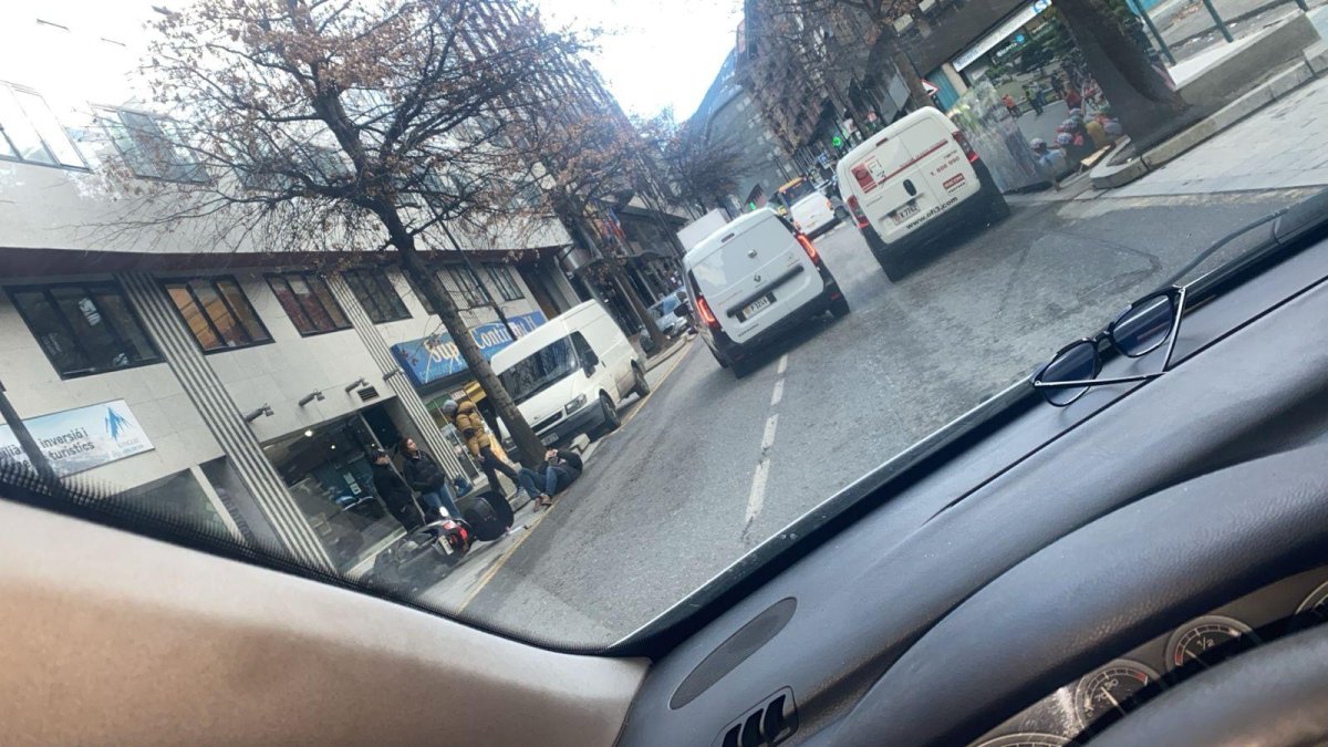 El motorista ferit al terra després l'accident