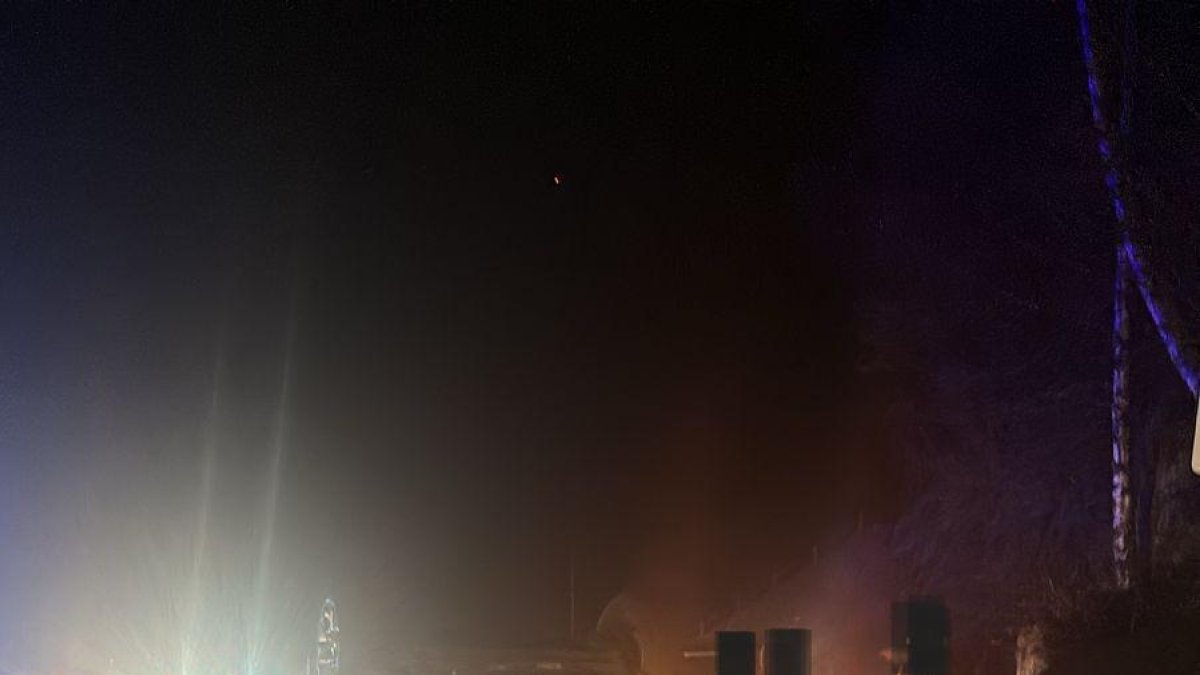 El cotxe bolcat damunt la calçada a la General 2 d'Encamp