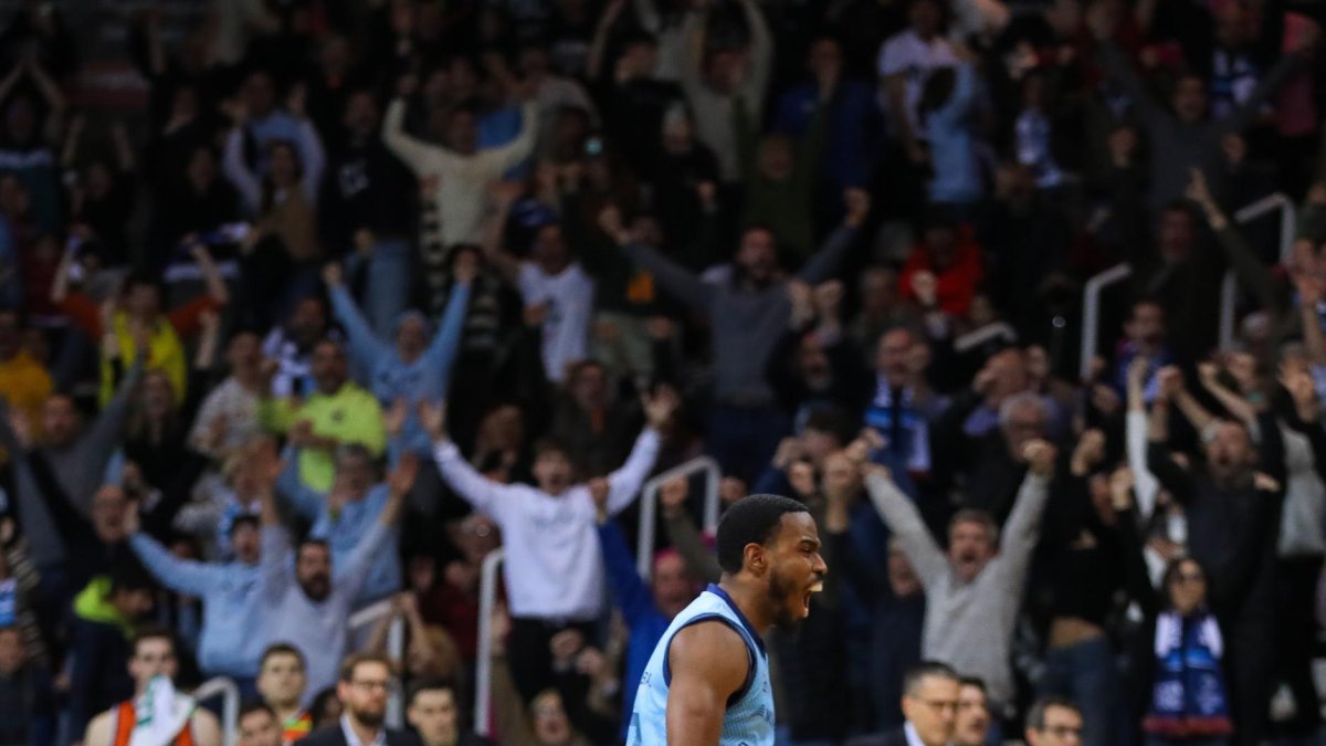 Jerrick Harding celebrant un triple.