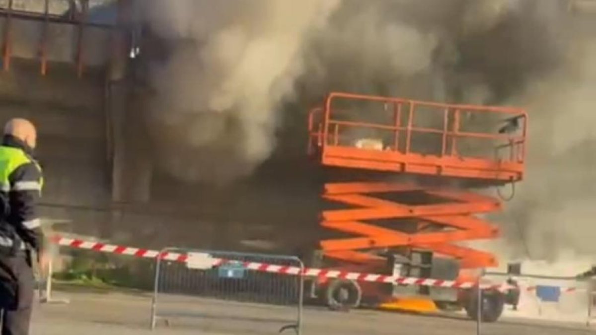 Una plataforma s’incendia a l’Estadi Comunal.